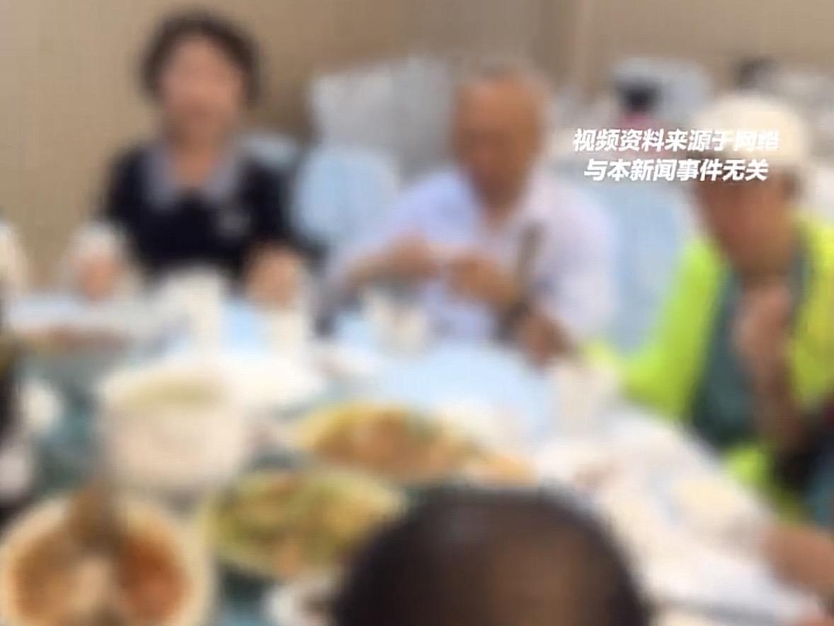 羊毛出在羊身上？浙江杭州，一群游客去导游推荐的饭店吃饭，结账时他们发现，一模一样