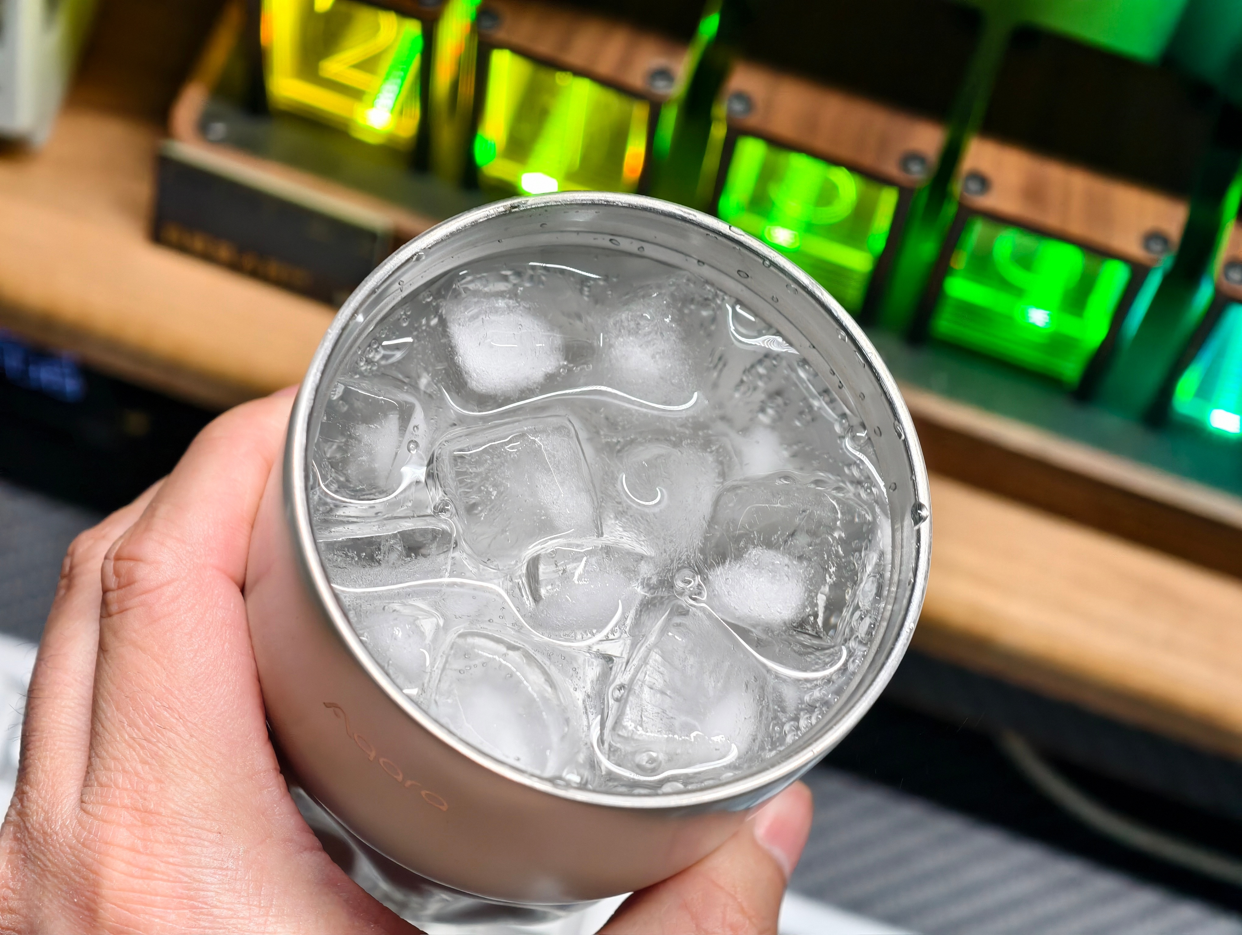 肝火太旺了，喝点冰水降一降。名副其实的“小伙子”。