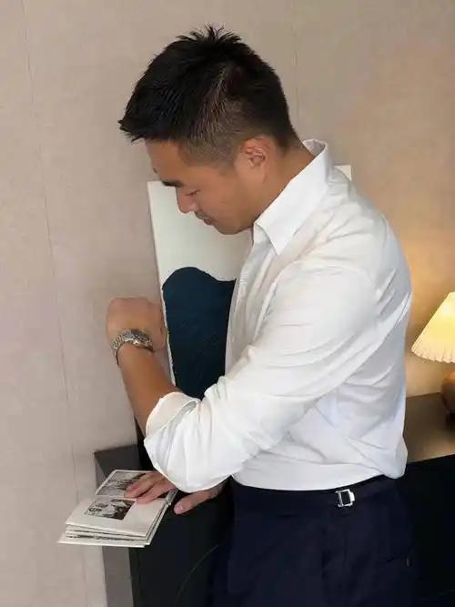 男人月消费的标准 :

1、个人伙食:  1200
2、车油费:  600
3、