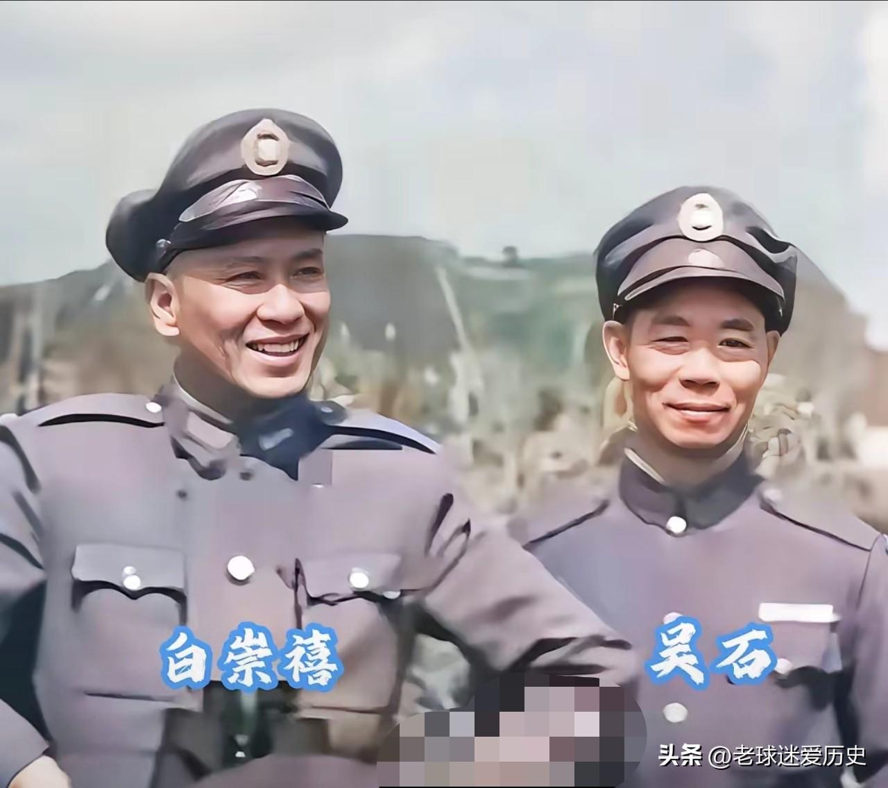 这是一张充满历史张力的戎装合影，拍摄于1940年，画面里并肩而立的二人，是保定军