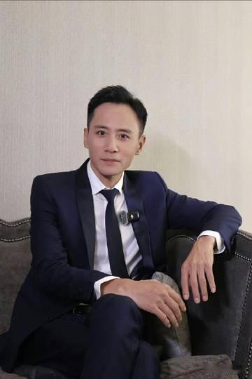 刘烨 全场下班最快的人 跟刘烨在一起真的不会有压力，他总能恰到好处地把氛围调动得