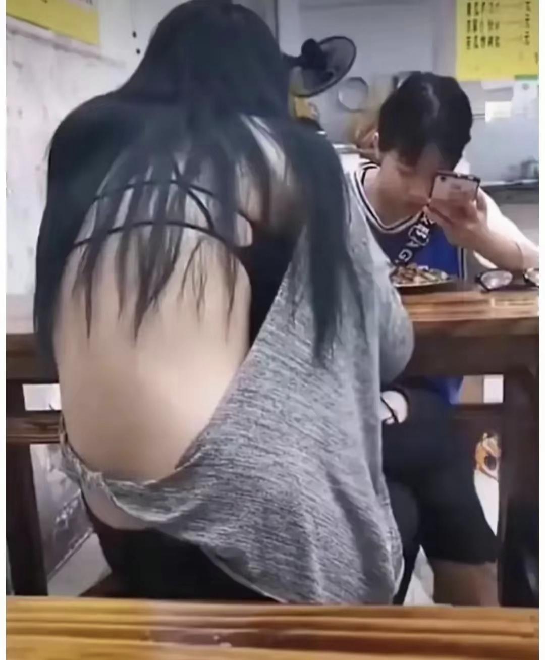 别把孩子养成“白眼狼”
·爸妈亲、爷爷奶奶爱、姥爷姥姥疼，两个家庭6个大人围着一