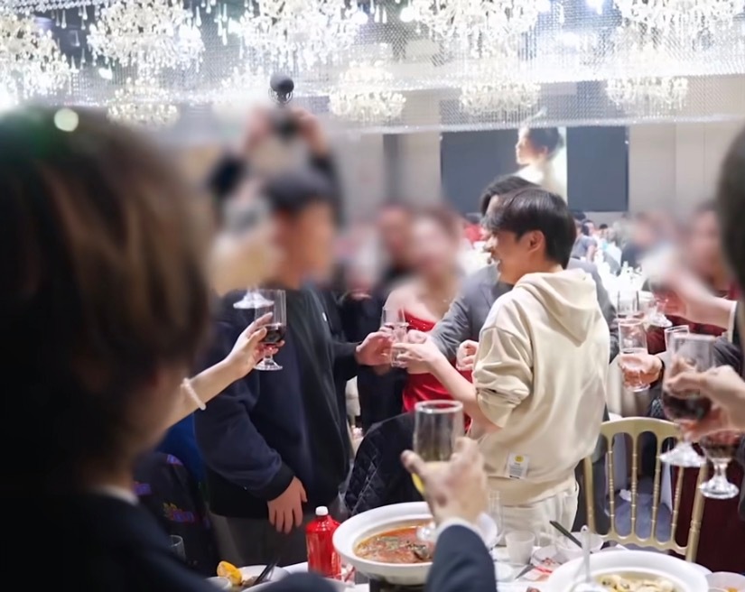 一桌红酒夹了一杯果汁 ​​​