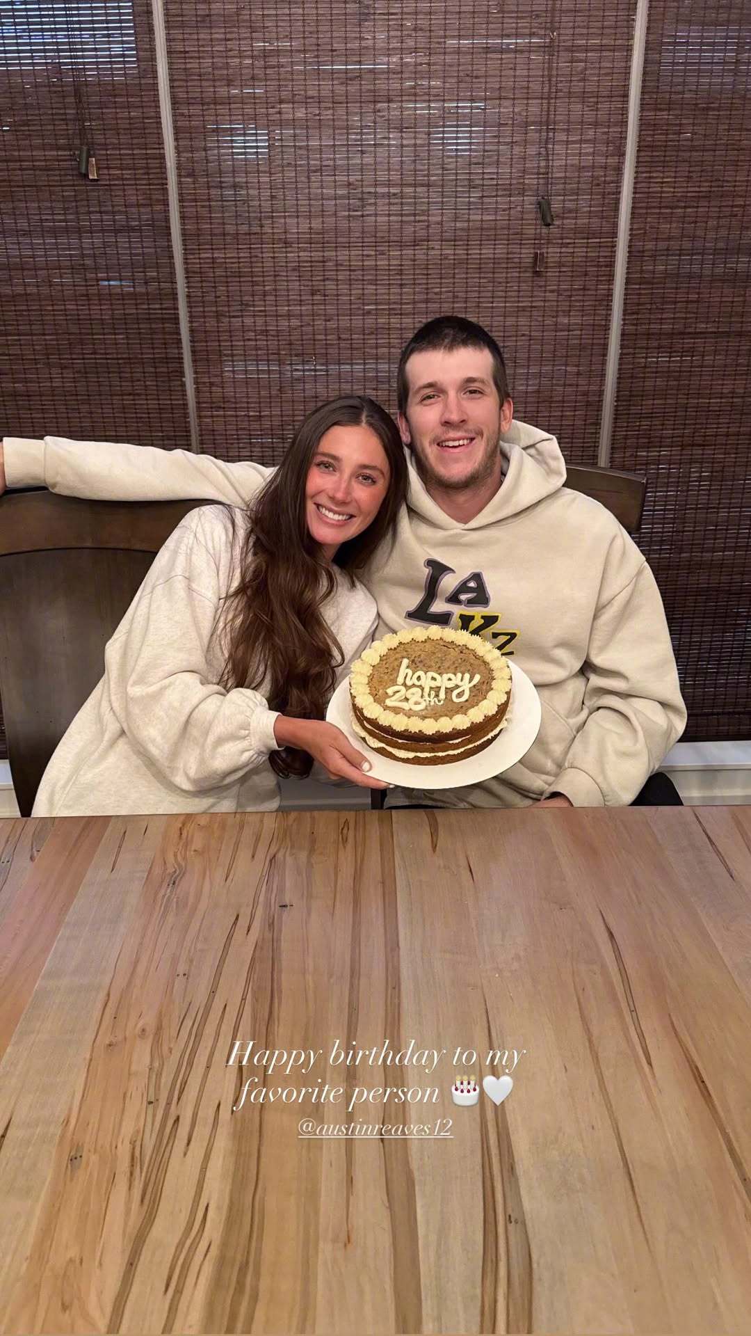里夫斯女友Jenna Barber更新社媒，晒照祝男友28岁生日快乐。照片中的小