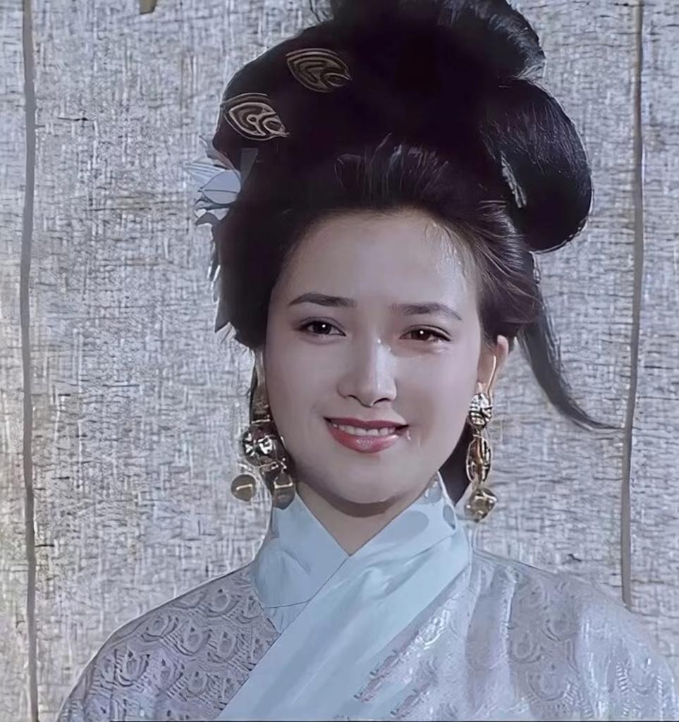 古典荧幕传奇陨落，何晴61岁辞世
2025年12月13日，中国影视界痛失瑰宝——