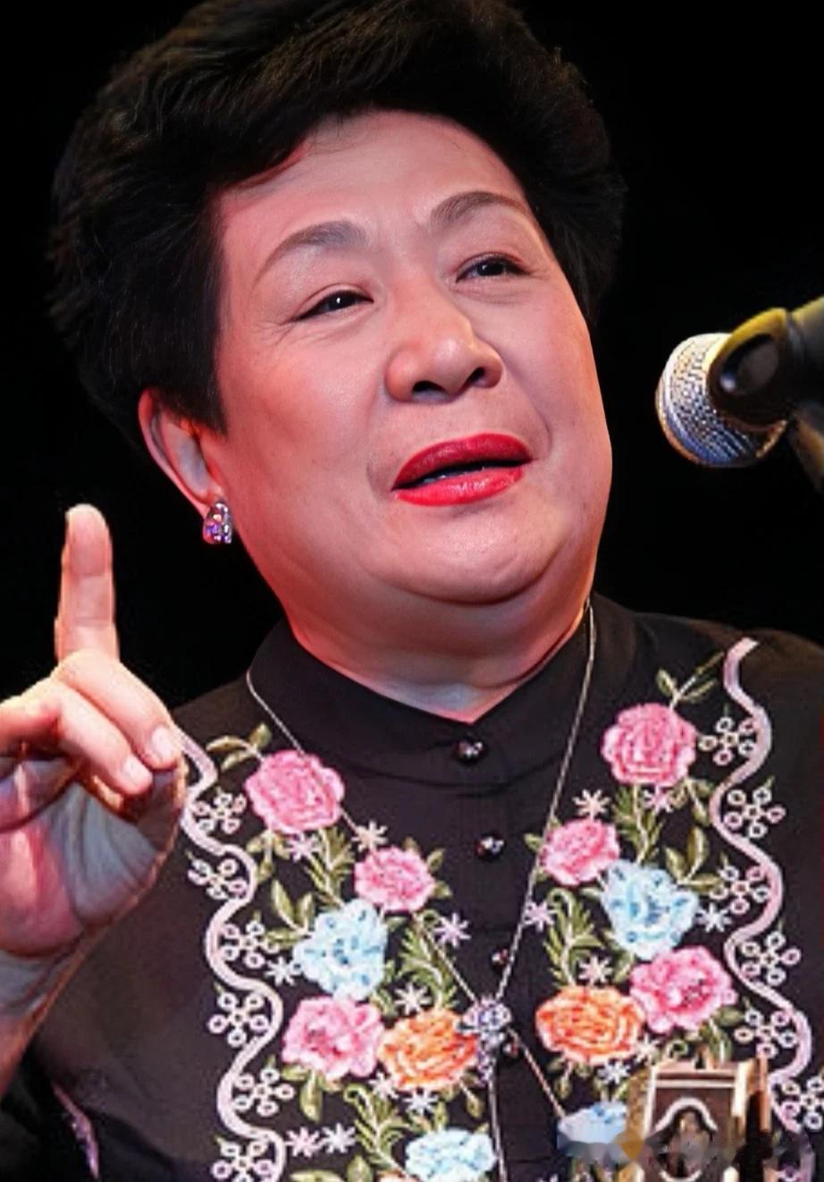 相声演员侯宝林，曾住东四头条，单弦演员马增惠，住香炉营六条，两人距离很近，闲来无