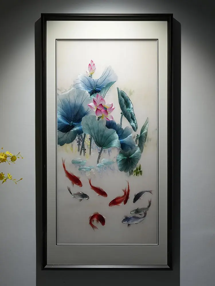 丝绣莲塘藏逸趣，九鱼逐水有余盈 柔丝织莲塘鱼影悠然，走线分芙蕖嫣然、翠...