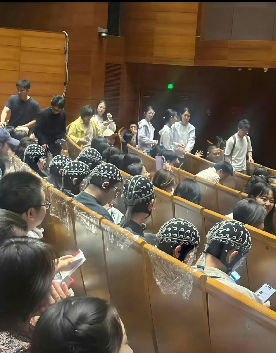 他们头上戴的是便携式脑电图（EEG）设备，也叫脑电采集帽。这是清华大学神经工程实