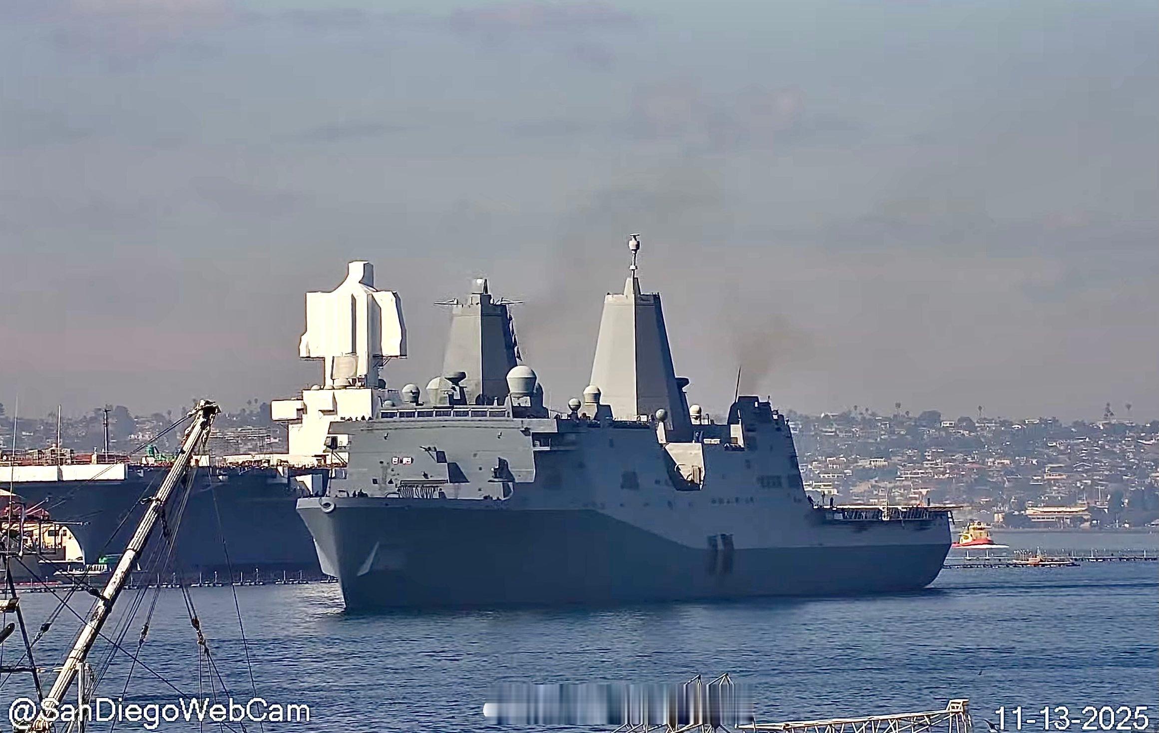 2025 年 11 月 13 日，美国海军圣安东尼奥级两栖船坞登陆舰“安克雷奇”