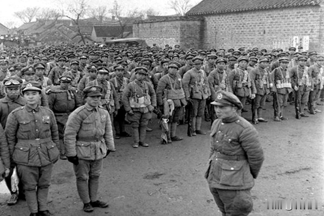 1950年11月，解放军第36军军长刘万春刚走下车厢，几名全副武装的警卫战士大步