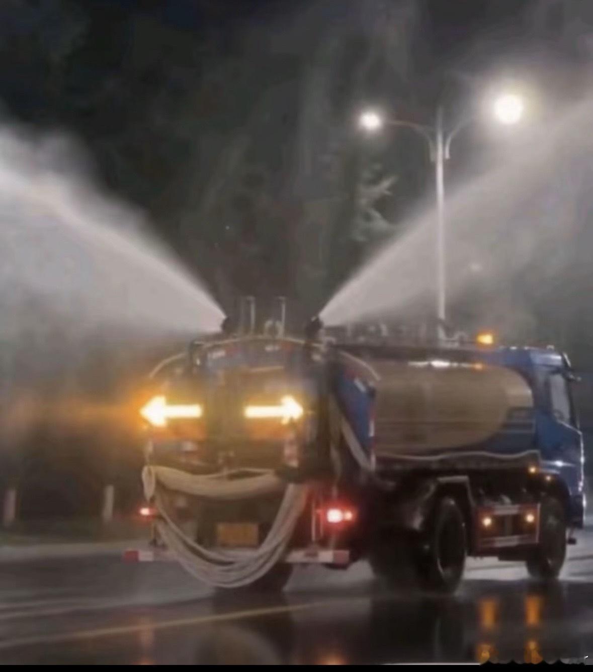 这洒水车长得也太抽象了让我想起了大大怪