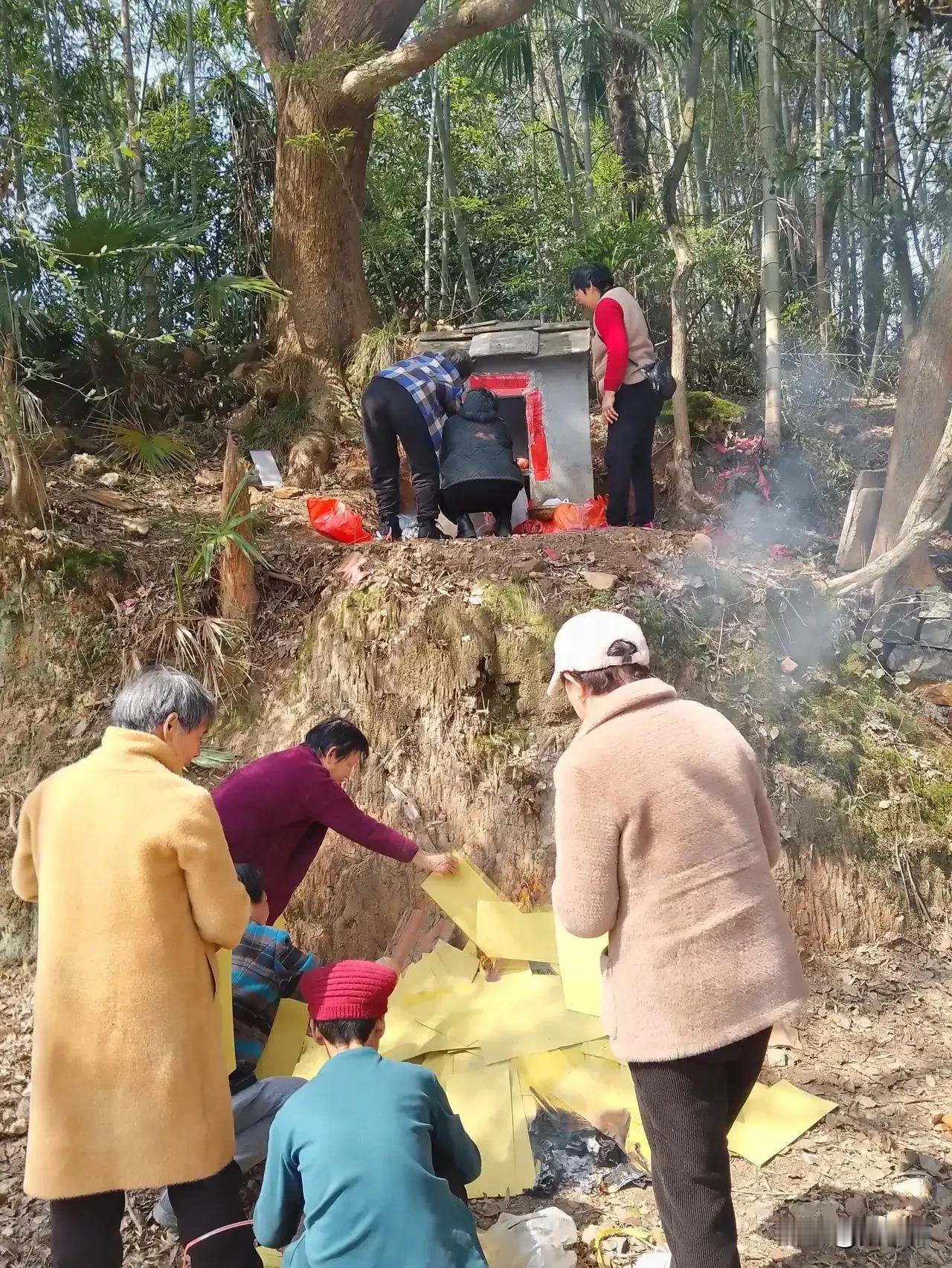 他这么热衷，难道真的有玄学？
武嗲将娶孙媳，寿材要从二楼移下去。汉嗲在那上香、作