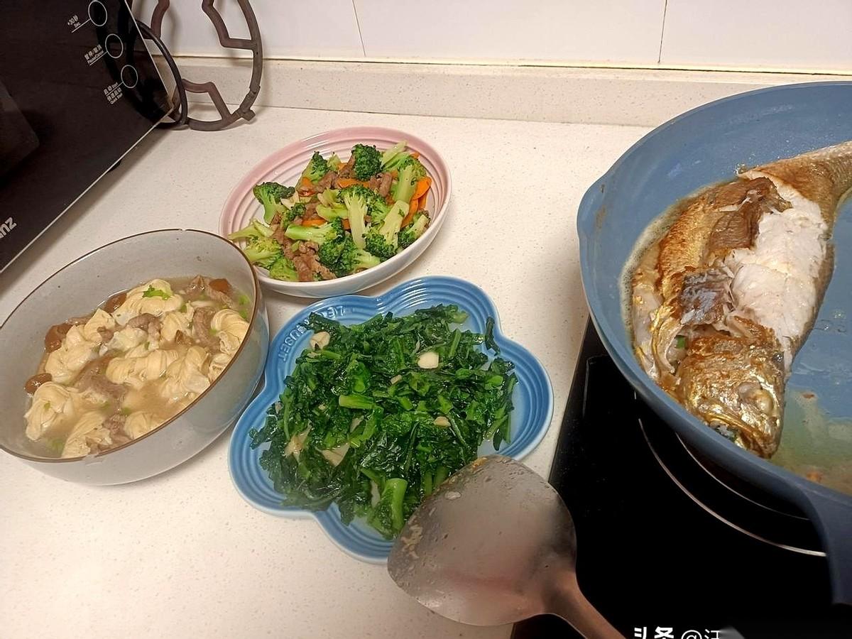 雇主一放假，我的工作节奏直接变成了“打地鼠”。
以前她去上班，我一个人在家按部就