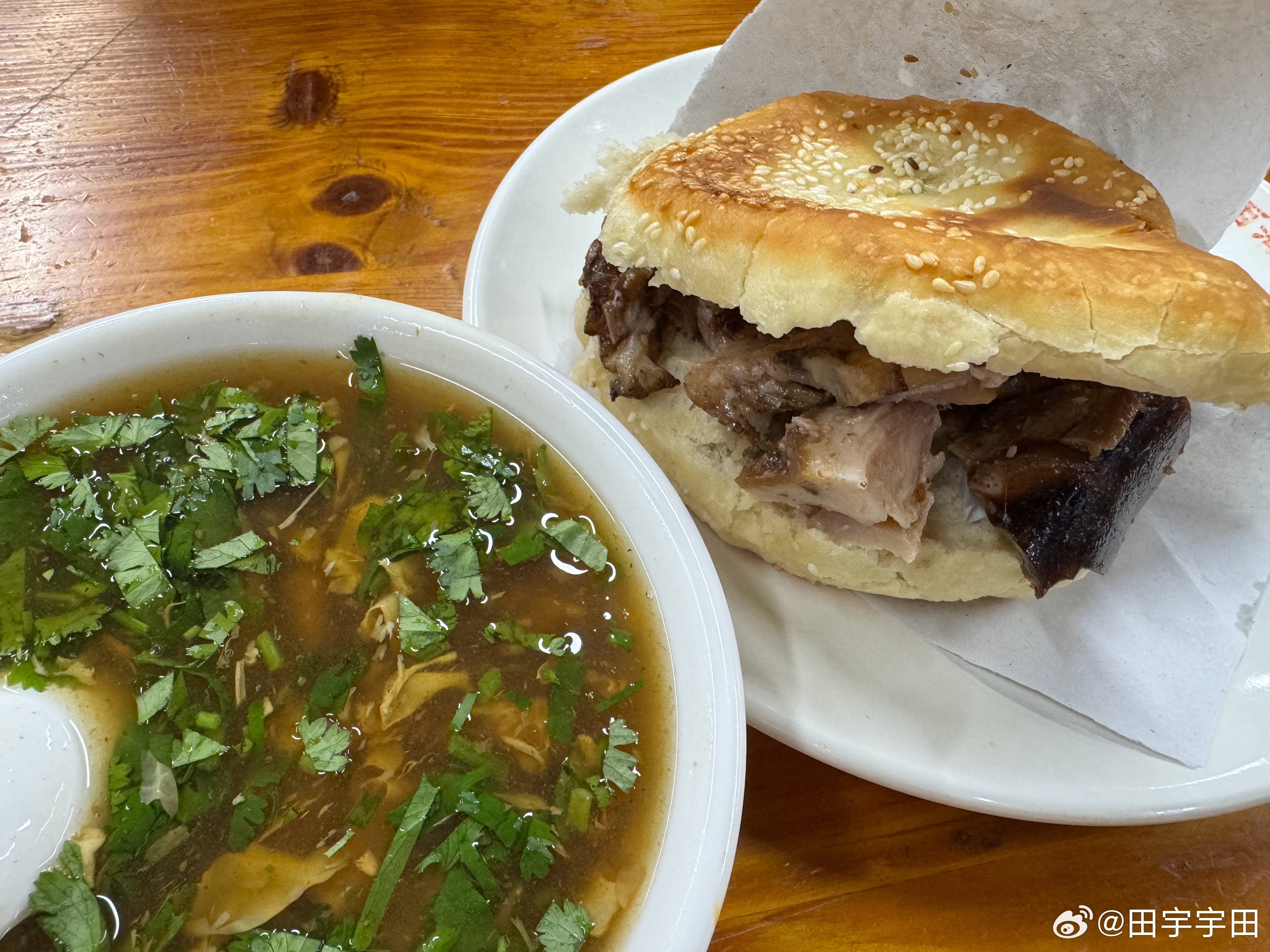 老伦敦烧饼夹肘子配胡辣汤这叫一个地道[酷]美食分享  ​​​