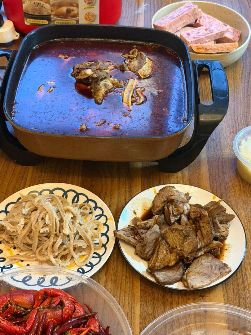 约好了晚上吃爱妻牛排火锅，我姐他们在洗澡，我准备好了火锅子，现在站在旁边想偷吃，