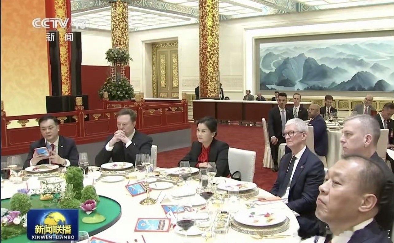 蓝思科技老板周群飞，左边库克右边马斯克，可以拿点大单吗？