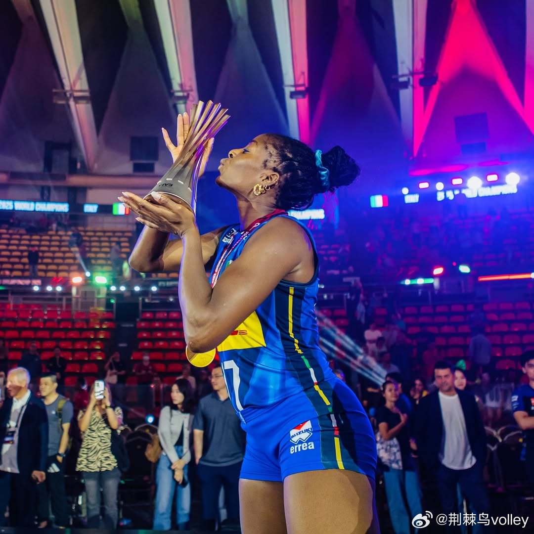 塞拉 :"自2018年起我就一直追寻它...终于献上了初吻" 💋🏆🇮🇹。