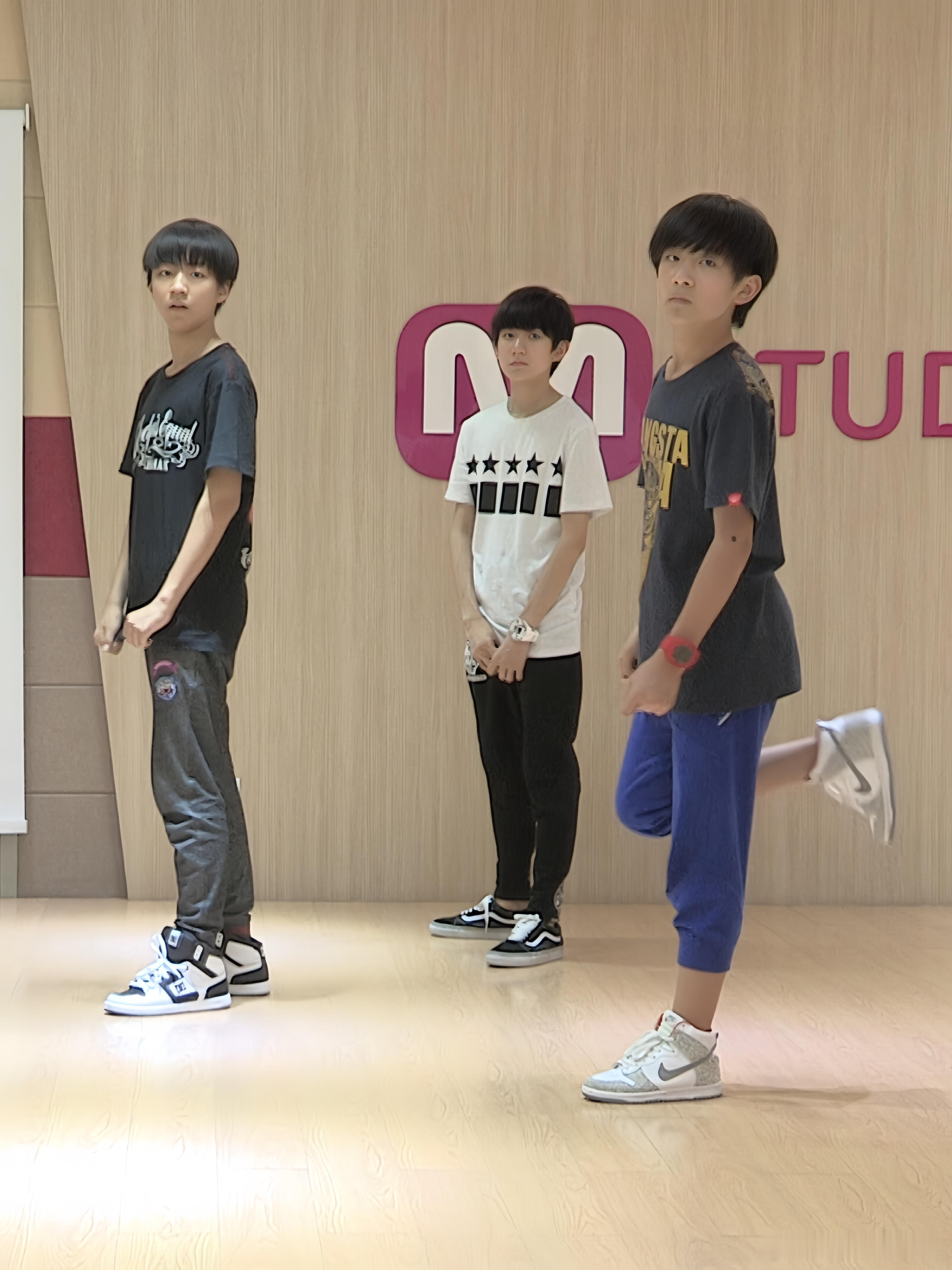 TFBOYS[超话] 2014年跳《青春修炼手册》的TFBOYS ​​​