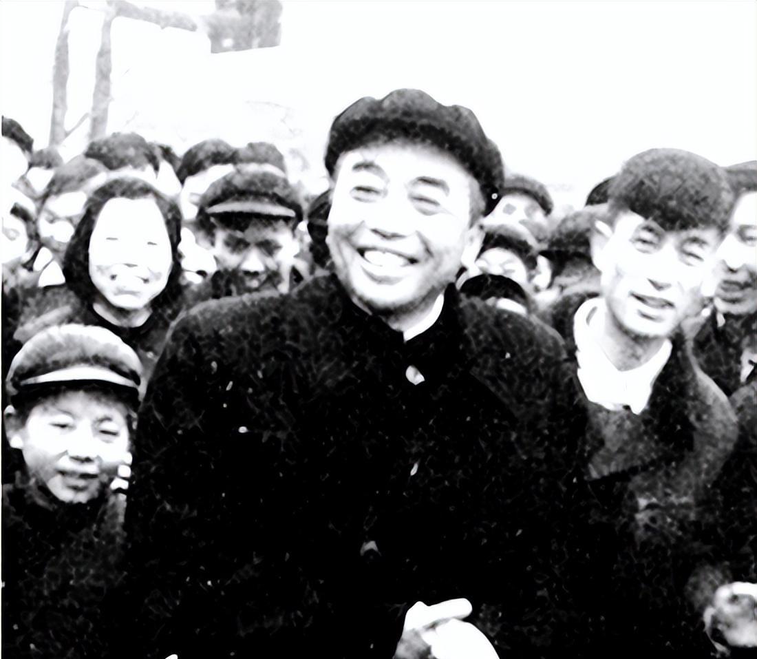 1966年彭德怀重返大渡河探望昔日老船工，他为何愤怒质问：你们怎么能这样对待他们
