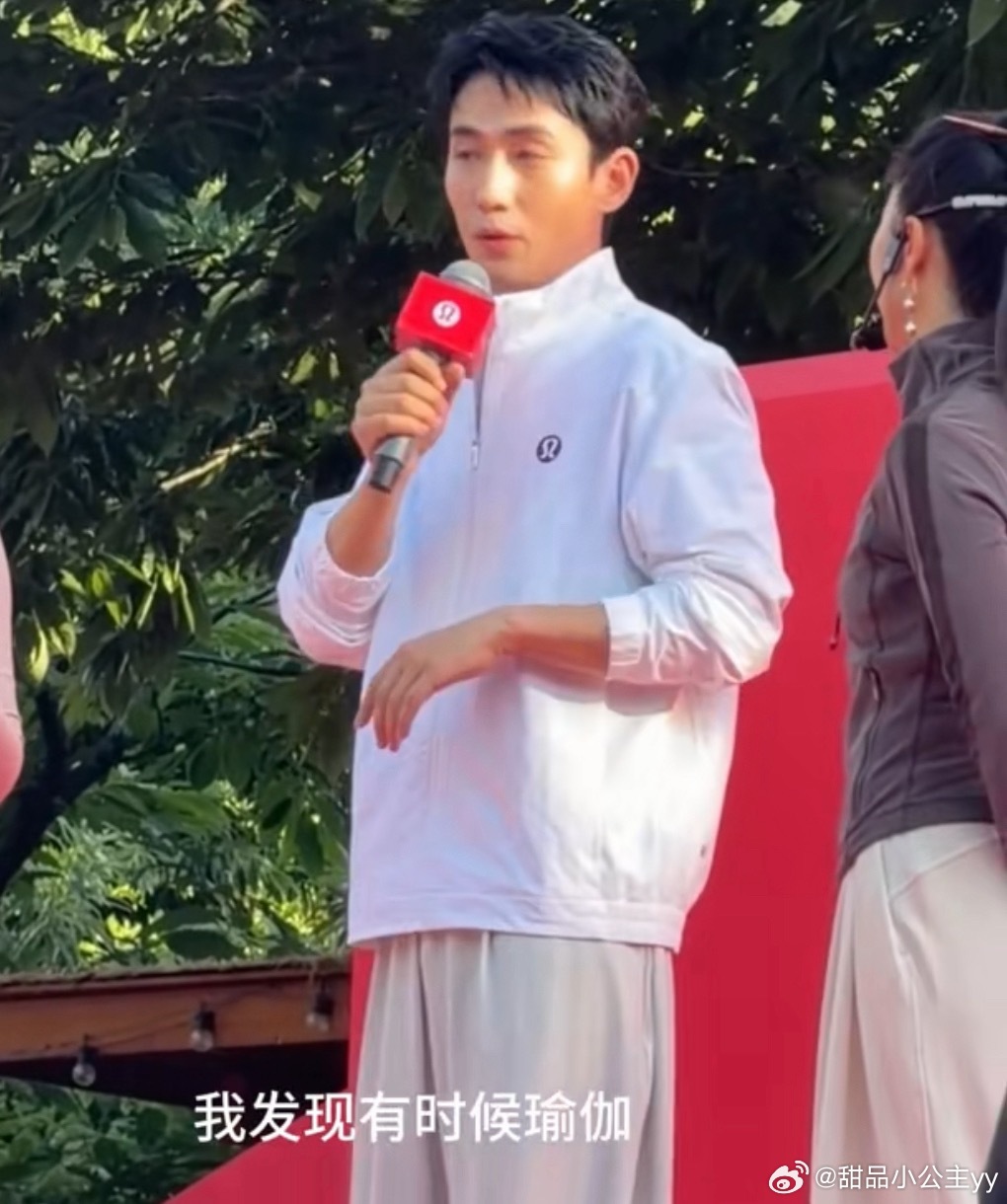 朱一龙疑似在长城敲日本太鼓2026年5月30日品牌方lululemon在长城举办