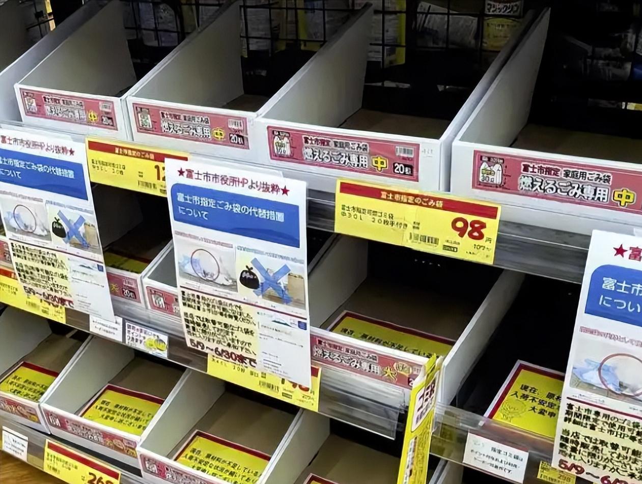 太诡异了！日本全国突然疯了似地抢一种东西——垃圾袋。

不是口罩，不是粮食，连卫