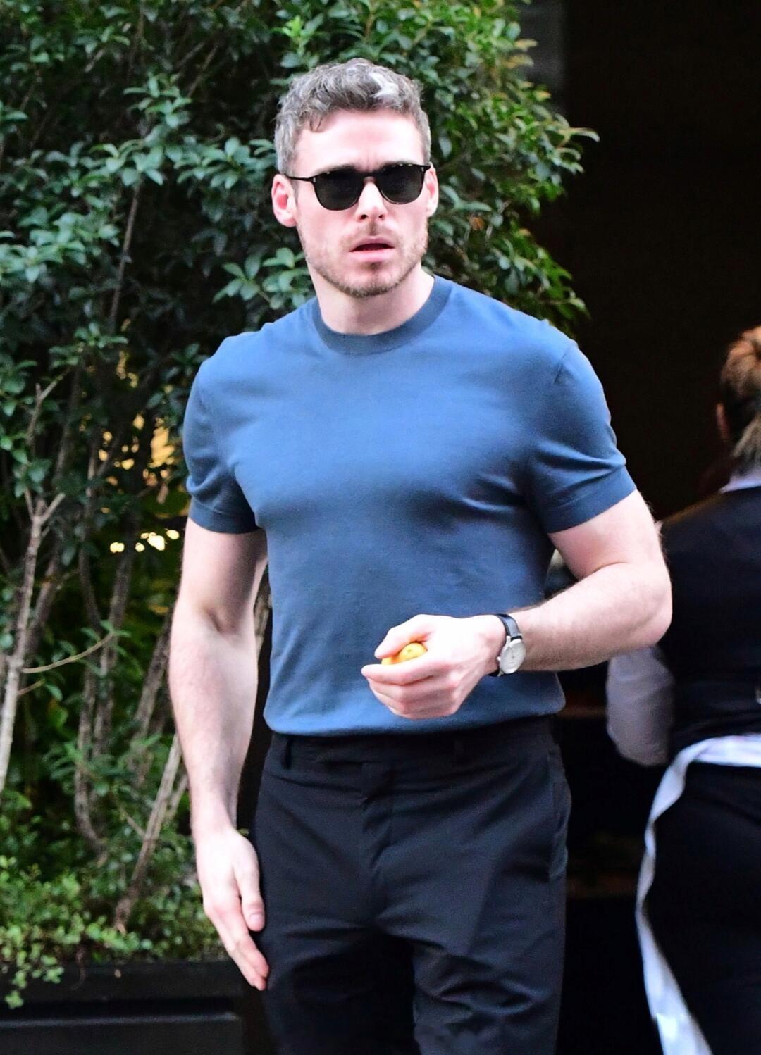 《贴身保镖》Richard Madden 最近街拍，感觉他好久没拍戏隐退了一样，