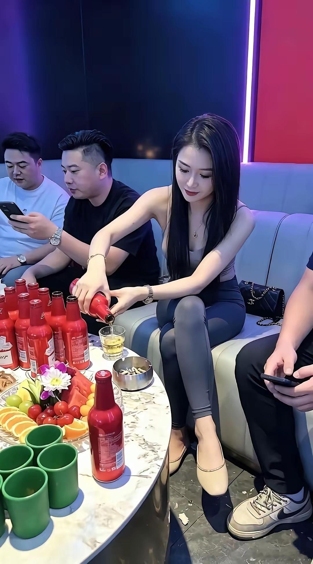 有钱人的世界，啤酒都是精装的 ​​​