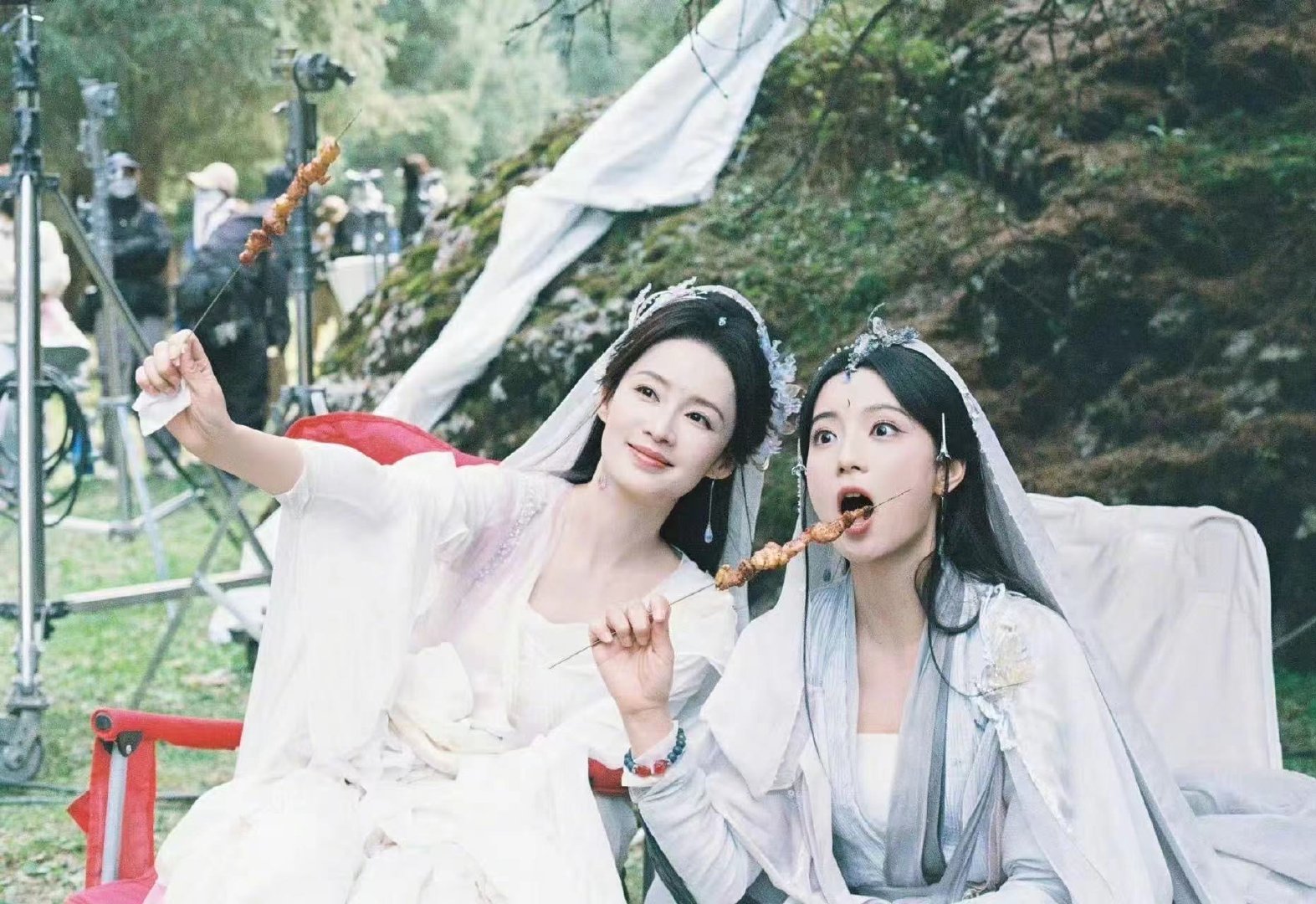 张雅钦杀青发了52张照片 52张图全是心意！张雅钦记录剧组时光，认真拍戏或嬉笑，