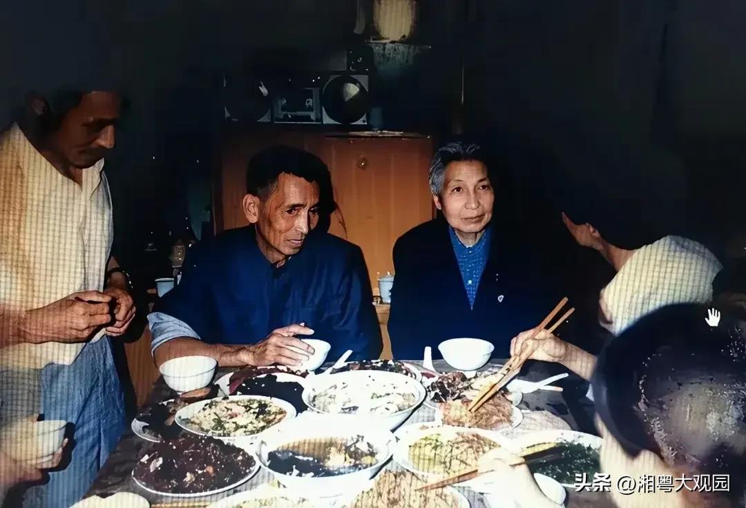 1998年6月17日，陶斯亮在病房里问曾志：妈妈，大哥石来发究竟是不是夏明震的儿
