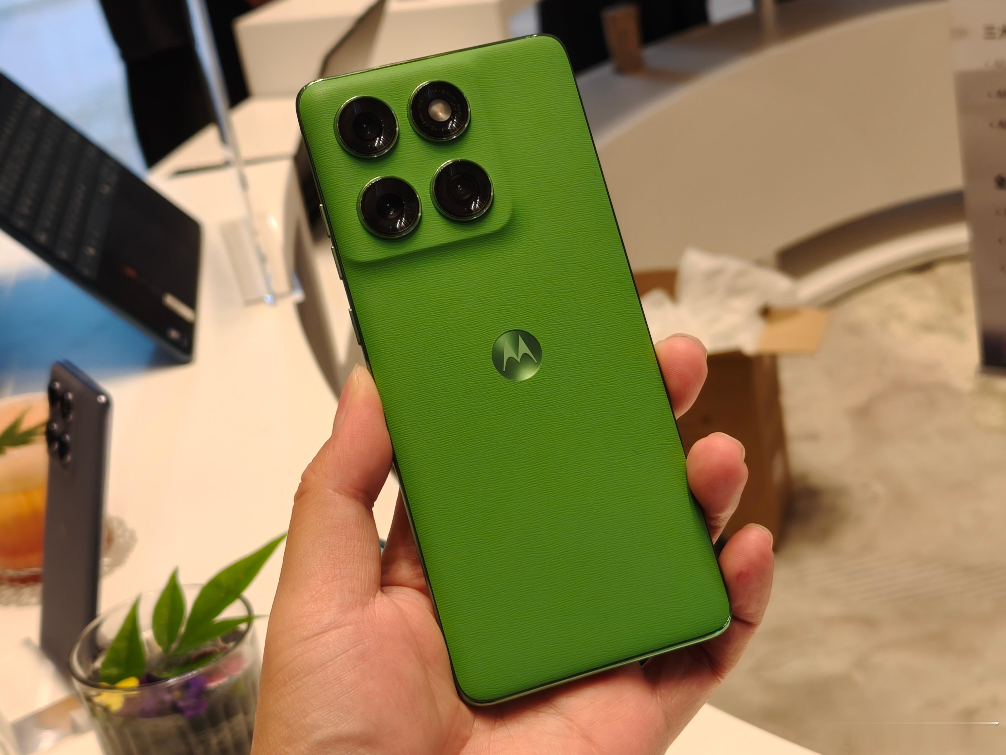 联想moto edge 60系列带来了三款新品、七种Pantone时尚高定配色。