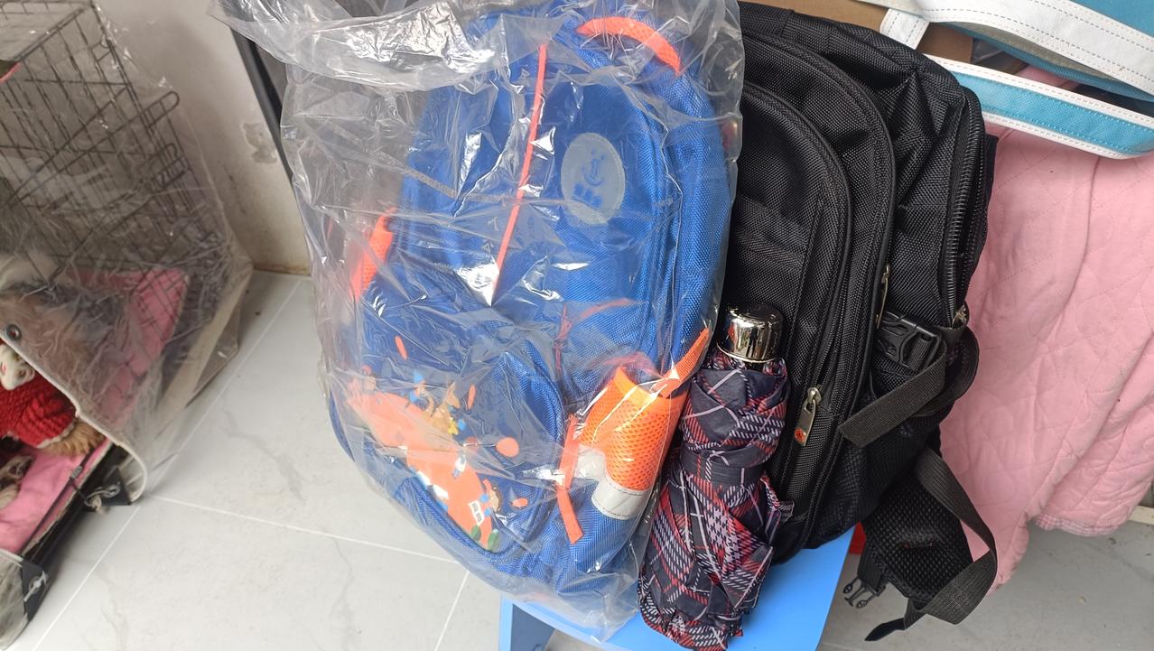 我这些天有些懵，先后收到三个快递:两个背包加一把伞，一件衣服，两件罐头，我的订单