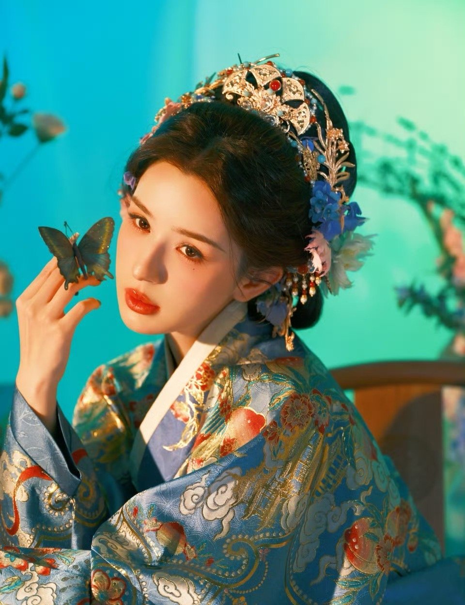 哈妮克孜花神写真哈妮克孜花神写真杀疯了！绝美骨相碰撞古风，美成画中仙。直接把“古