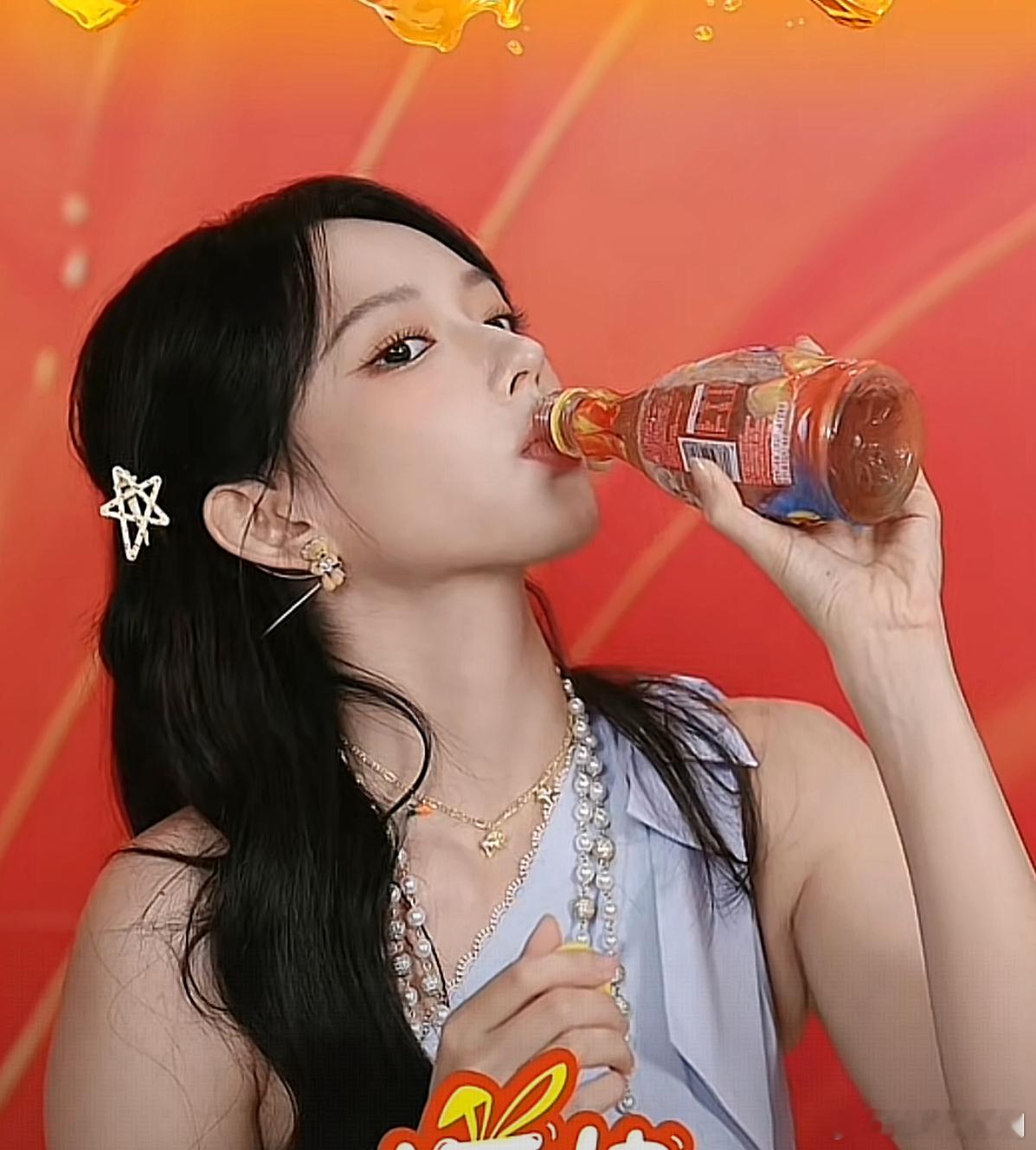 晚风配冰饮超绝！程潇推荐新品康师傅冰红茶冻冻茶，嚼着有料、摇着清爽，陪你度过惬意