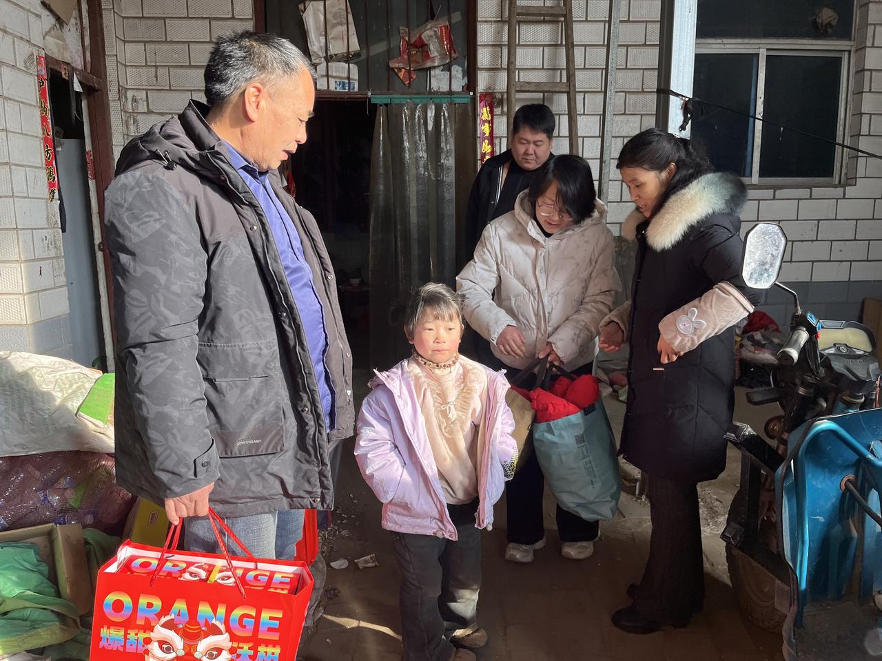 困境家庭中的孩子，出路在哪里？

跟着学校领导家访，访问了几户经济困难的人家。最
