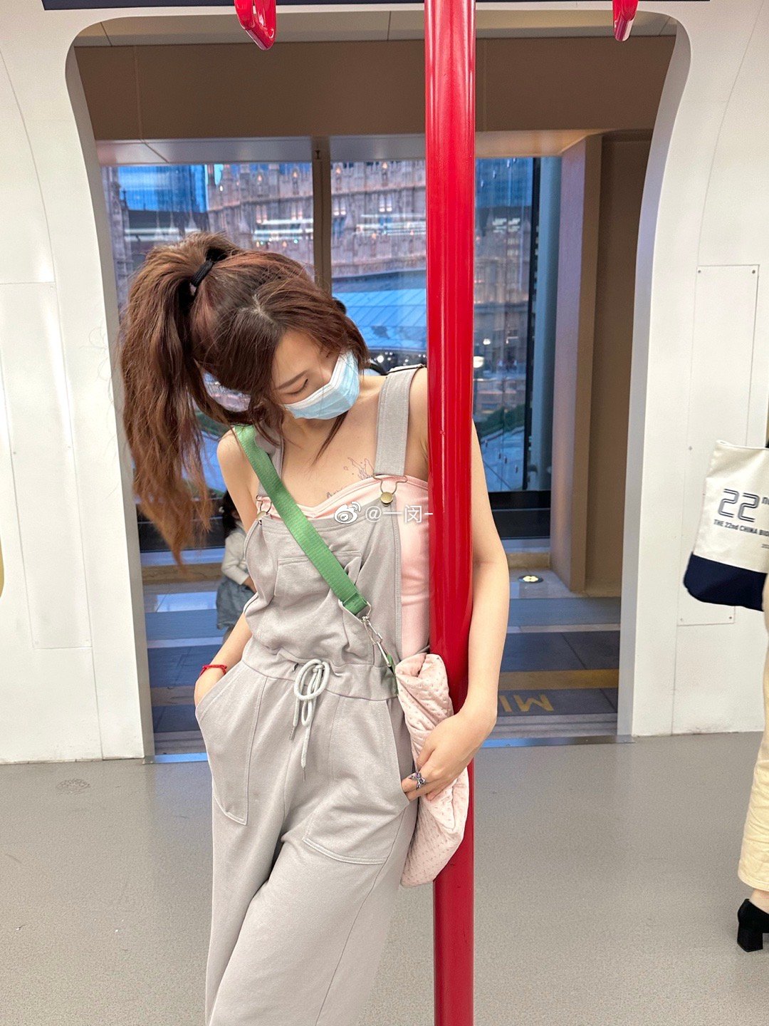 同色系or撞色系？吊带还是短袖T恤？【评zan宋两个妹妹内搭】-连帽的背带裤很少