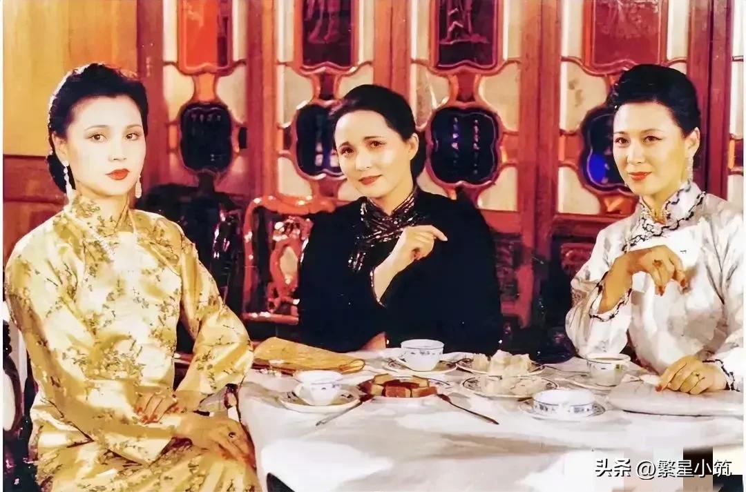老剧剧照，左边的小妹明艳动人，中间的二姐端庄典雅，右边的大姐着装淡雅，小眼神里透
