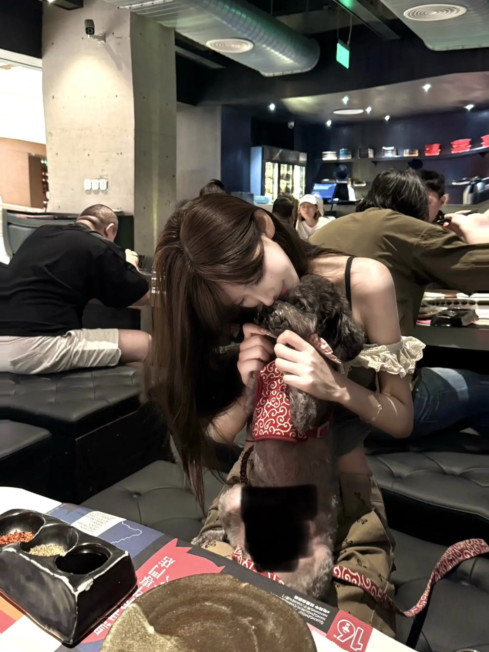 穷极一生 只是为了找到一双愿意为我流泪的眼 和永不放开的手