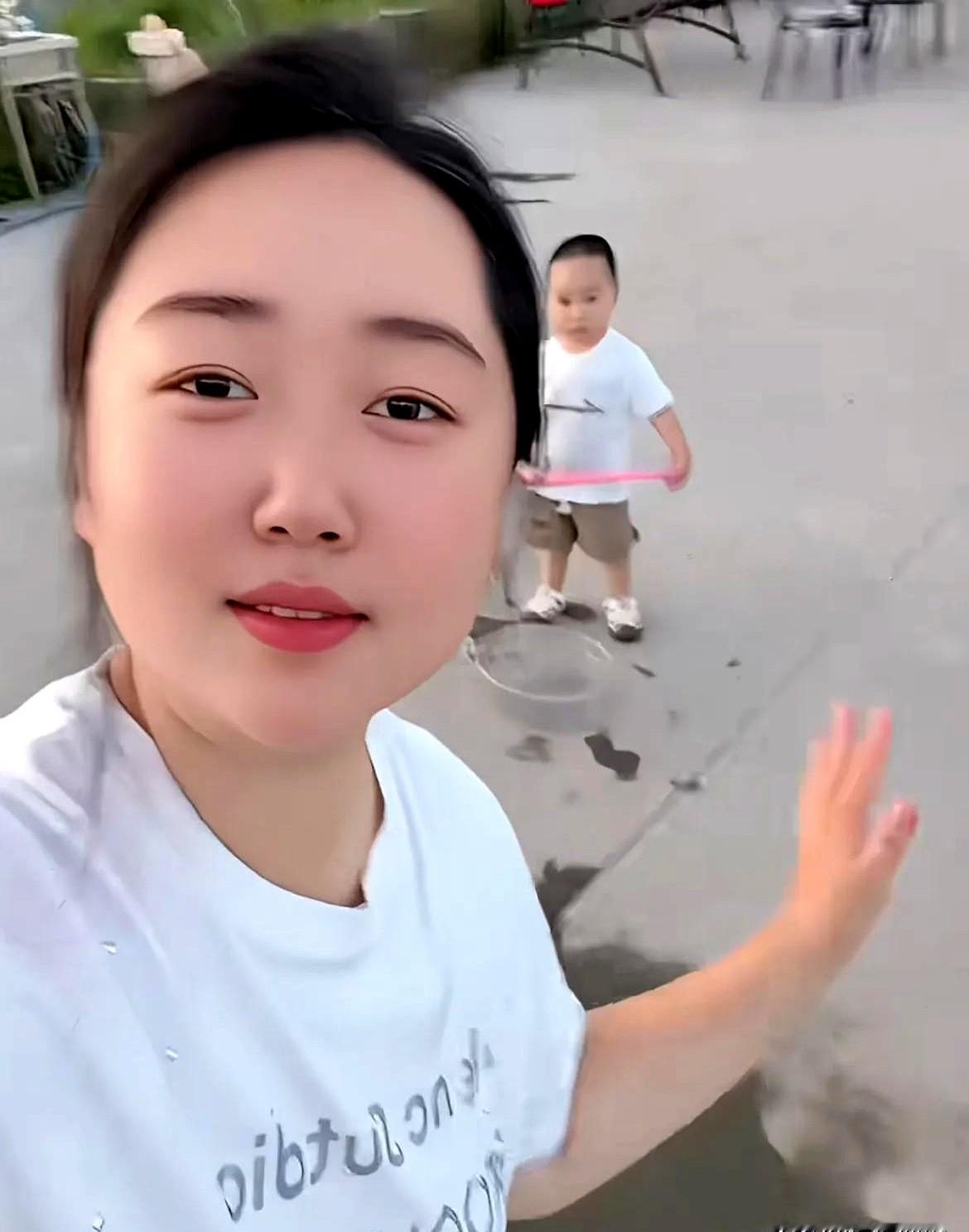小米乐这家人，终于全员要从评论区走向镜头了。
坐拥500多万粉的小米乐妈，被网友