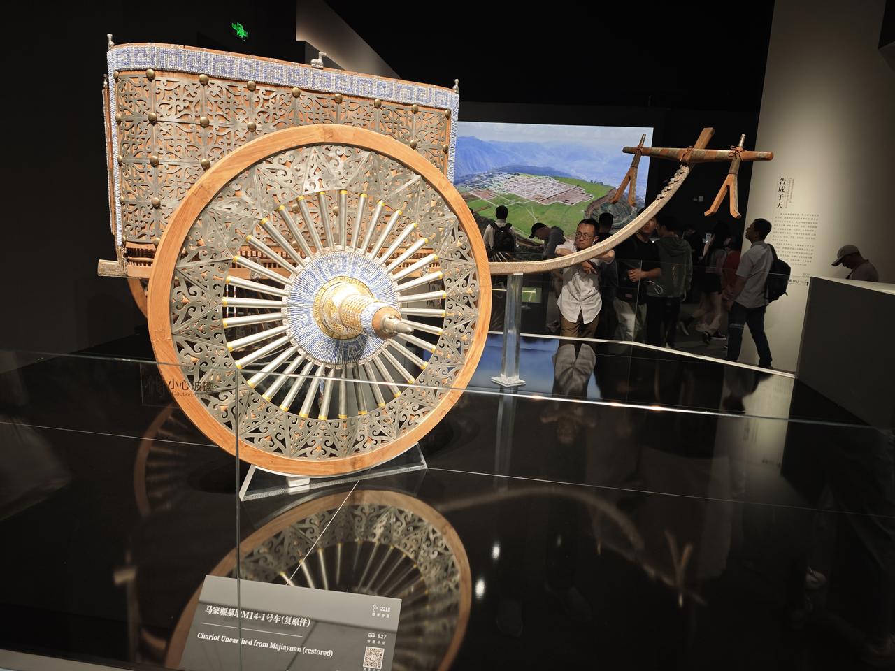 逛上博东馆特展，被马家塬战国马车复原件狠狠震撼到。
整台车车轮厢满是镂空缠枝纹样