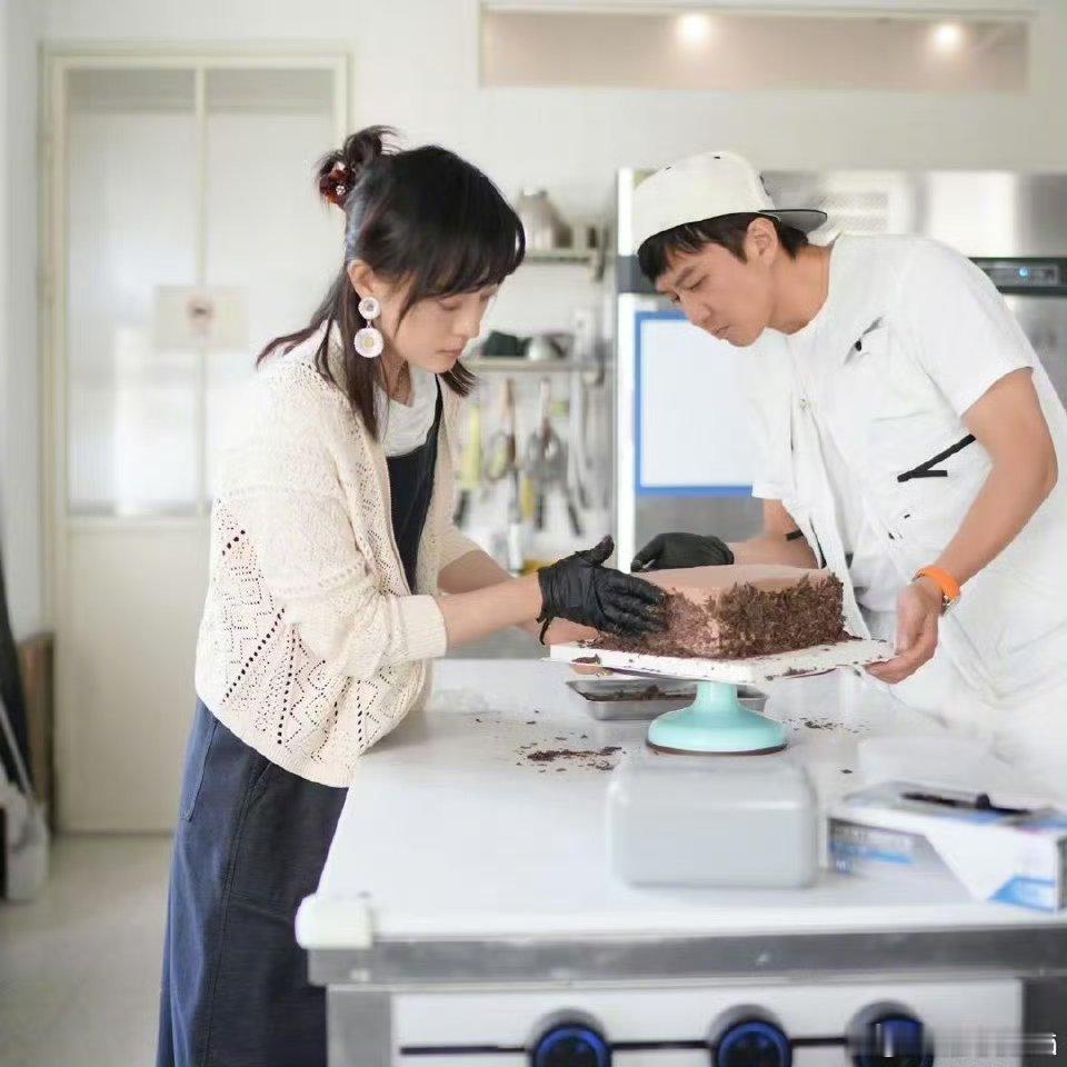 孙俪晒照为小花妹妹庆生 小花妹妹都11岁了，被孙俪邓超宠着长大的公主连背影都是幸