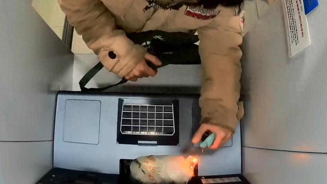 没见过这么蠢的贼，2025 年 1 月闵行区一名男子为偷 ATM 机里的现金，把