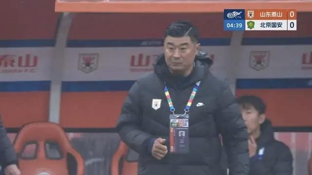 一场0比4大败云南玉昆队，山东泰山队执行教练韩鹏与主教练宿茂臻被推上了风囗浪尖。