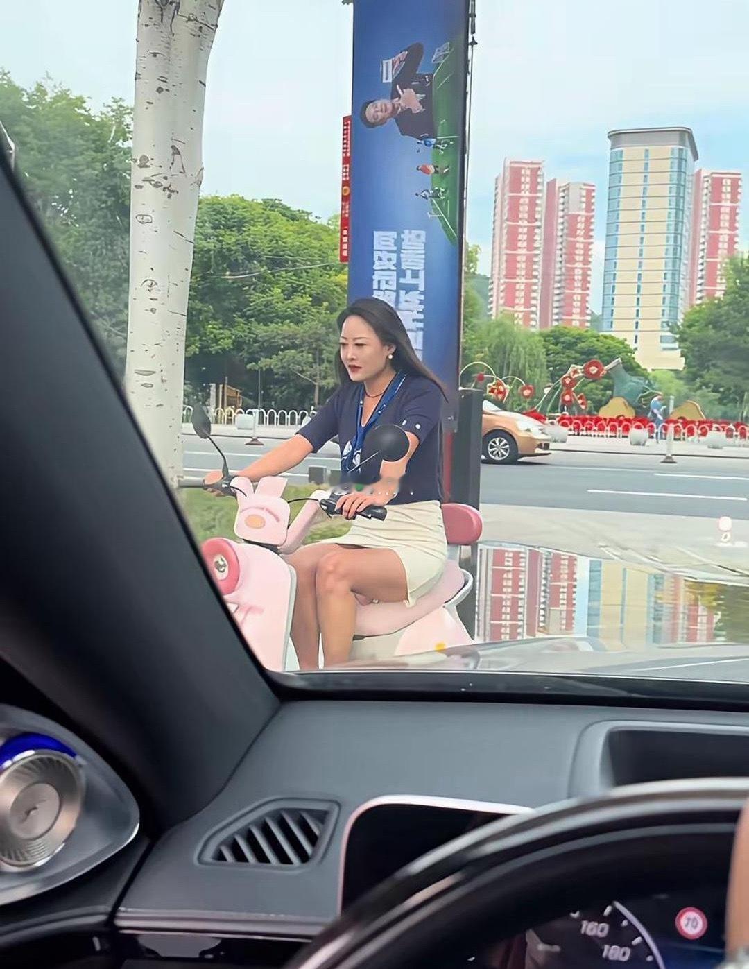 大家觉得她是前台 销售还是秘书呢 