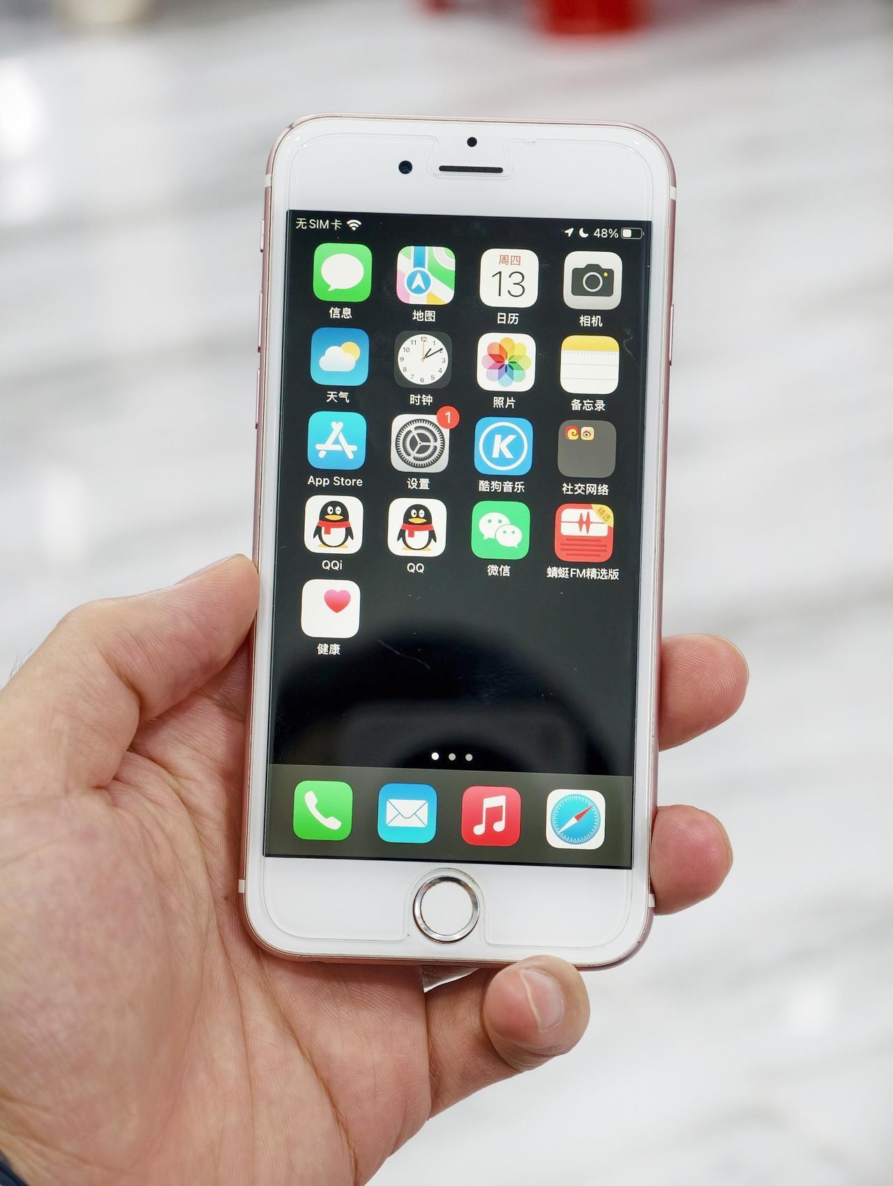 刚刚拿出iPhone 6s充电，发现手感是真的好！