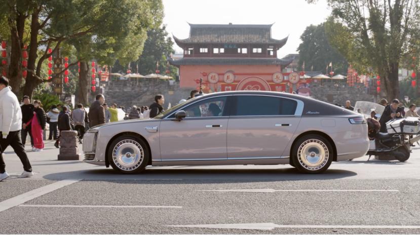 春运报告凸显技术突破，鸿蒙智行让辅助驾驶学会主动预判
当一辆车在积雪覆盖的山路上