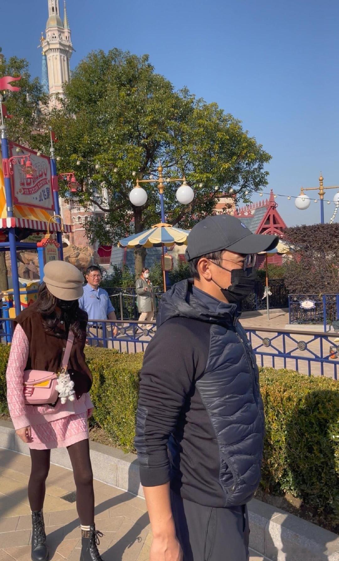 唐嫣罗晋带娃逛迪士尼 哇真得是幸福的一家三口啊。 