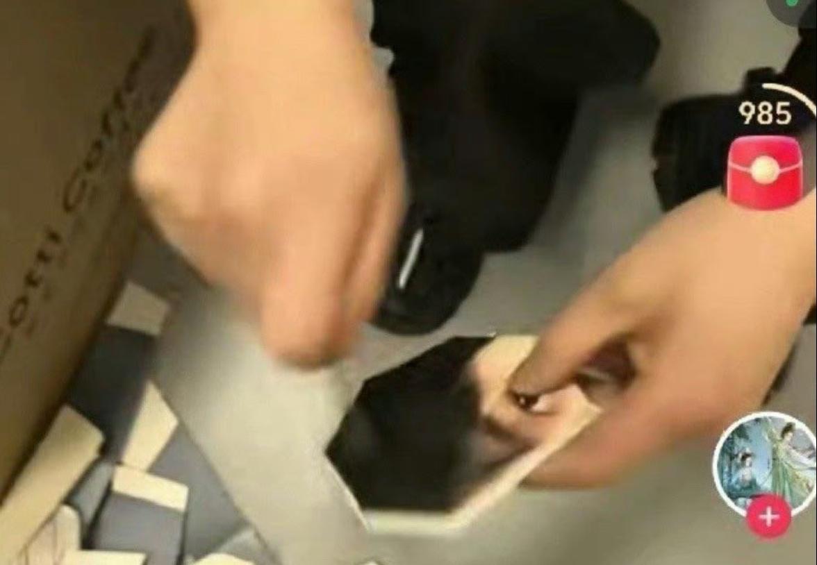 王一博粉丝集体要求库迪咖啡开除当事员工，将涉事门店停业整顿，并向王一博道歉。
