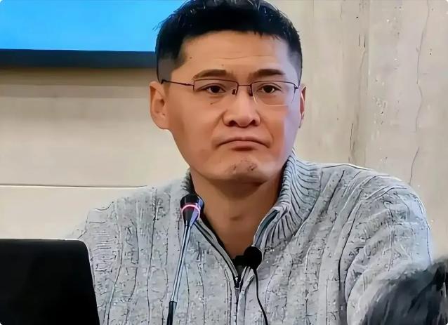 罗翔说：“千万不要匆匆结婚，其实结婚没什么好羡慕的，婚姻就是一日三餐洗衣做饭，操