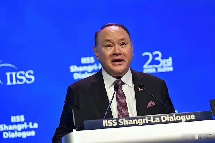中国这次制裁特奥多罗，最狠的不是制裁本身，是制裁名单上那四个字：配偶、子女。
你