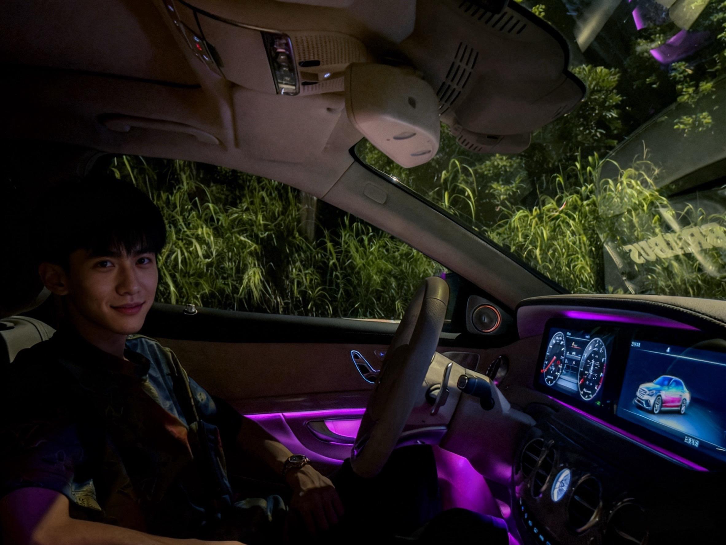 你说你喜欢黑色 是这种黑吗。